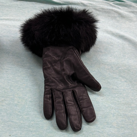 Luxurious Black Fur-Trimmed Leather Gloves - Picture 8 of 8